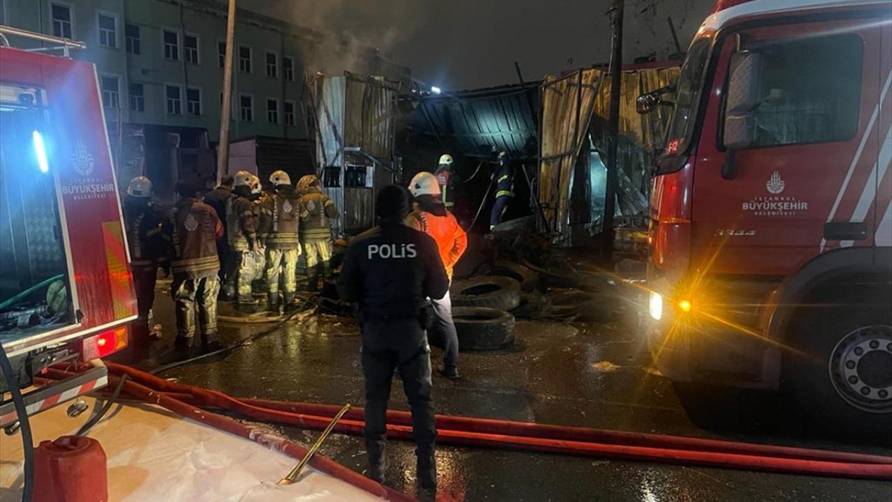 İstanbul Küçükçekmece`de lastik deposu yandı