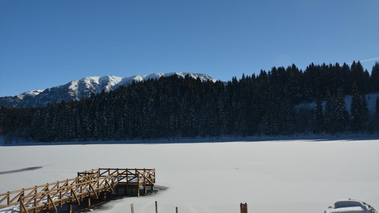 Buz tutan Karagöl büyülüyor