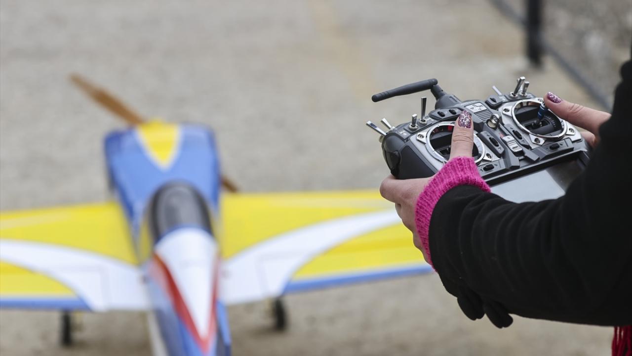 12 yıldır model uçak yapıyor