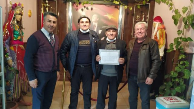Afyonkarahisarda 70inde liseyi bitiren Durak, diplomasını aldı