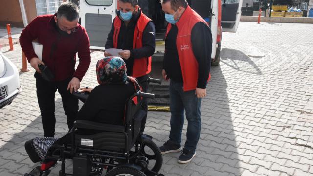Bilecik Belediyesinden akülü tekerlekli sandalye yardımı
