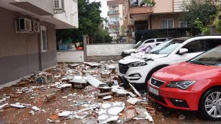 Antalya'da sağanak ve fırtına: Çatıdan kopan parçalar otomobillerin üzerine düştü