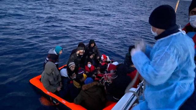 İzmir açıklarında 66 düzensiz göçmen kurtarıldı