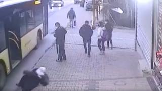 Erken hareket eden otobüsten düşen kadının yardımına vatandaşlar koştu