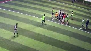 Halı saha ringe döndü, tekme ve yumruklar havada uçuştu