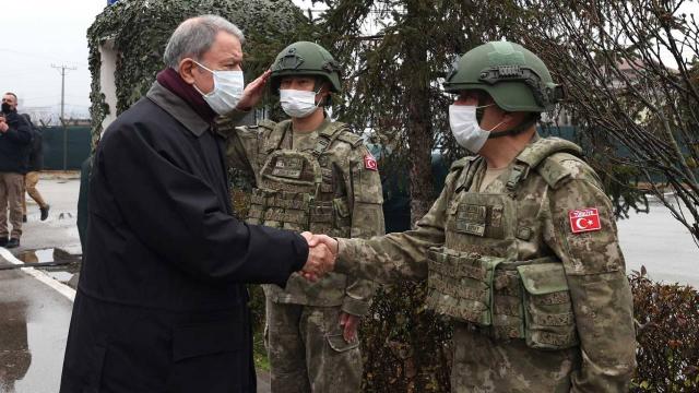 Bakan Akar, Kosovada Mehmetçik ile bir araya geldi