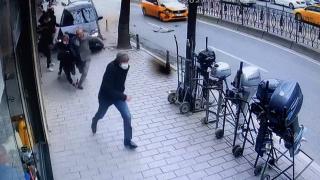 Otomobil yayaların arasına daldı: 2 yaralı