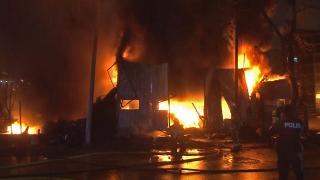 İstanbul'da lastik deposunda yangın