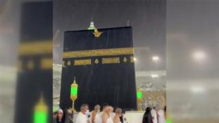 Kabe'de tavaf yağmur altında da devam etti