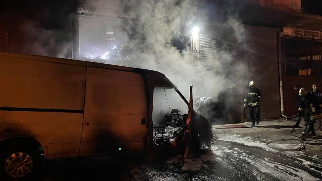 Kayseride park halindeki minibüste çıkan yangının sıçradığı iş yerinde hasar oluştu