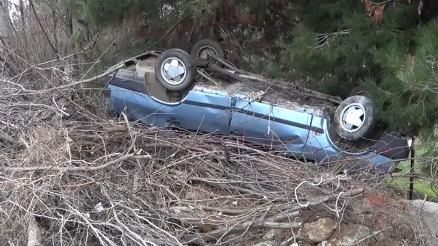 Otomobil bahçe duvarında asılı kaldı: 3 yaralı