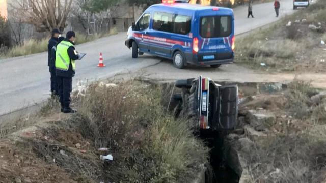 Otomobil sulama kanalına uçtu: 3 yaralı