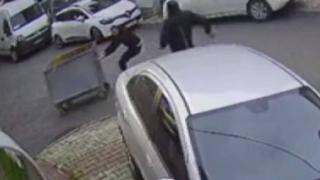 Rüzgarda savrulan çöp konteynerini son anda yakaladı