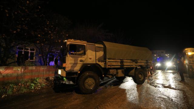 Kırklarelinde taşkın nedeniyle mahsur kalanlar askeri araçlarla kurtarıldı