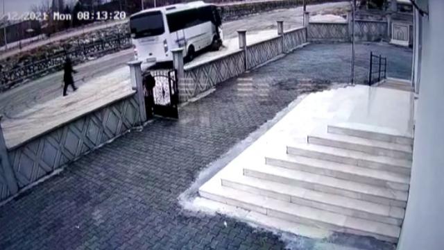 Okula gitmek için kullandığı servis aracı çocuğun üzerinden geçti