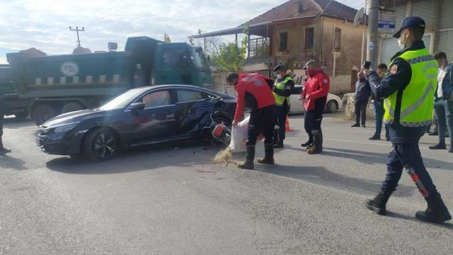Mersinde otomobille motosikletin çarpıştığı kazada 2 kişi yaralandı