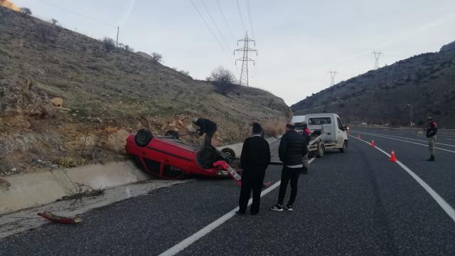 Elazığda otomobilin devrilmesi sonucu 3 kişi yaralandı