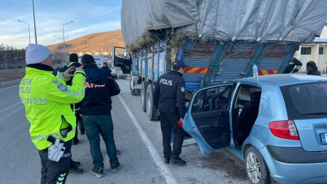 Bayburtta kamyona çarpan otomobilin sürücüsü yaralandı
