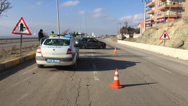 Kırıkkalede bariyerlere çarpan otomobildeki 2 kişi yaralandı