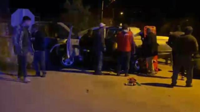 Virajı alamayan araç bahçe duvarına girdi