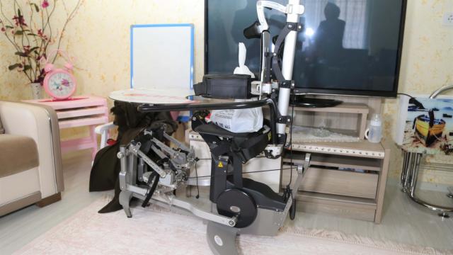 Uşakta 7 yaşındaki engelli kız yürüme robotuna kavuştu
