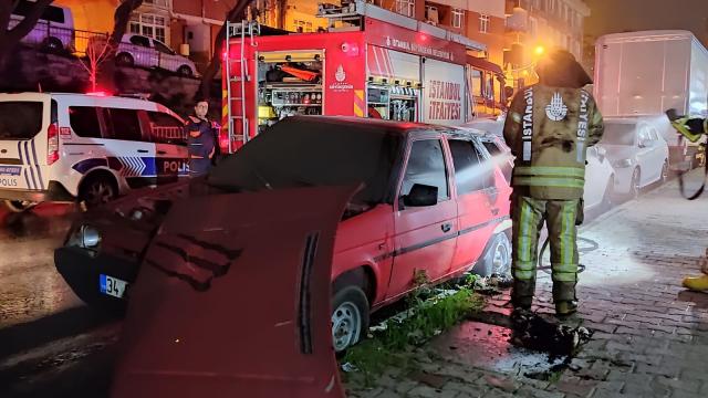 Kağıthanede park halindeki otomobil alev aldı
