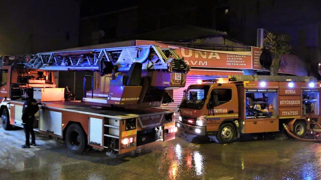 Bursada iş yerinde çıkan yangın söndürüldü