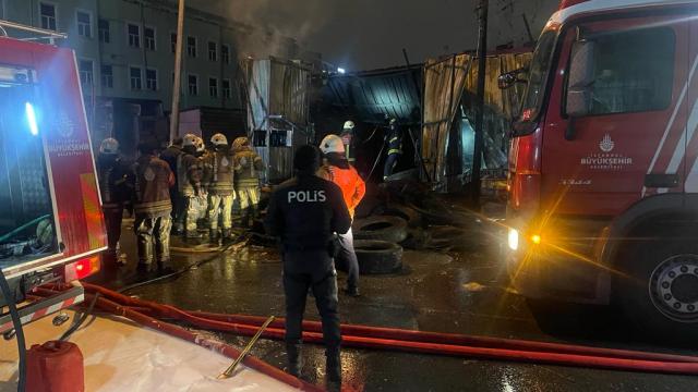 Küçükçekmecede lastik deposunda yangın çıktı