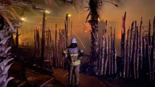 Çeşme'de yıldırım düşen iş yerinde yangın çıktı