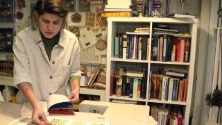 Biyosanat için atölyede laboratuvar titizliğinde çalışıyor