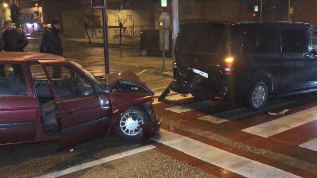 Otomobil, kırmızı ışıkta bekleyen minibüse çarptı: 2 yaralı