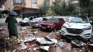 Antalya'da sağanak ve fırtına: Çatıdan kopan parçalar otomobillerin üzerine düştü