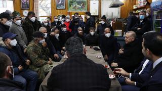 Cumhurbaşkanı Erdoğan kıraathanede vatandaşlarla sohbet etti