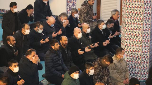Bakan Soylu Batmanda şehit bekçinin cenazesine katıldı yaralı polisi ziyaret etti