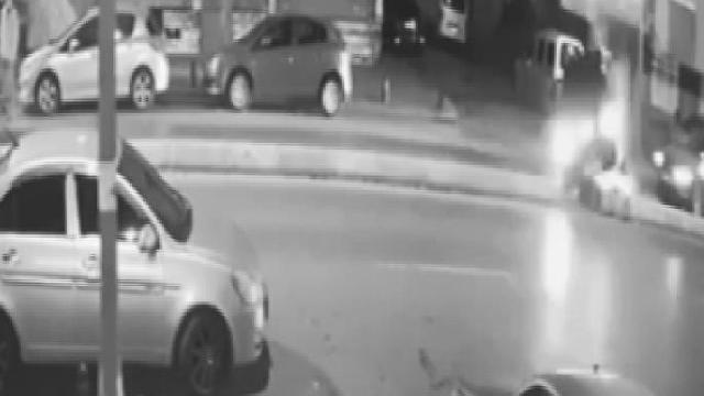 Havalanan otomobil seyir halindeki araca çarpmaktan son anda kurtuldu