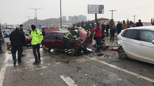 Kırıkkalede zincirleme trafik kazası: 5 yaralı
