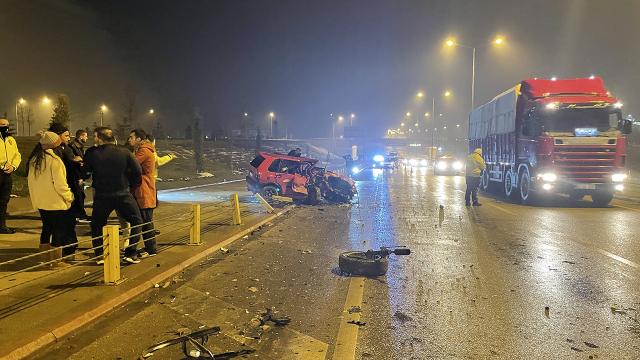 Çalıntı araçla ters yola girip kaza yaptılar: 3 yaralı