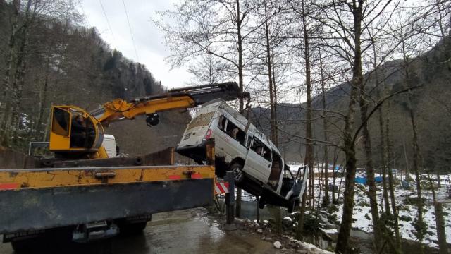 Otomobille çarpışan minibüs dereye uçtu: 7 yaralı