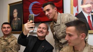 Bakan Soylu jandarmaları aileleriyle görüştürdü