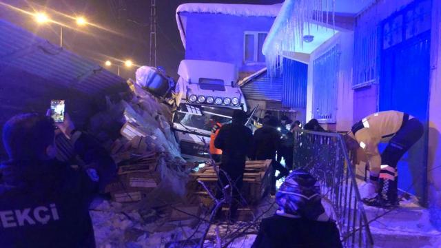 Sivasta yoldan çıkan tır evin bahçesine devrildi
