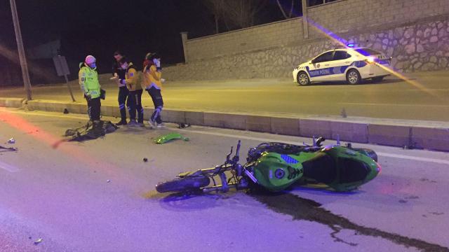 Babasını motosikletten düşürdü, az ileride kamyona çarptı