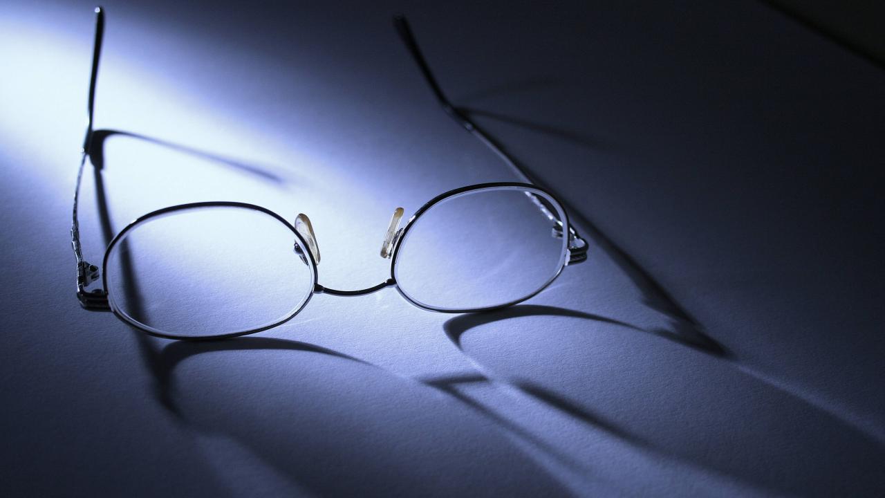 Ekranlardan yansıyan ışık için korumalı camlar kullanın