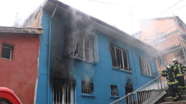Afyonkarahisarda yanan ev kullanılamaz hale geldi