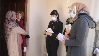 Erciş’te güvenlik güçleri ve sosyologlar, kadınlara KADES'i tanıttı