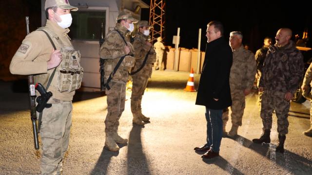 Hakkari Valisi Akbıyık, güvenlik güçlerini ziyaret etti