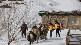 Tunceli'de kardan yolu kapanan köydeki hasta için ekipler seferber oldu