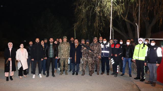 Iğdır Valisi Sarıibrahim görev başındaki personeli ziyaret etti