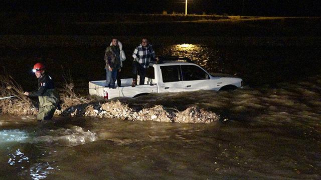 Heyelanda çaya sürüklenen araçtaki 3 kişi kurtarıldı
