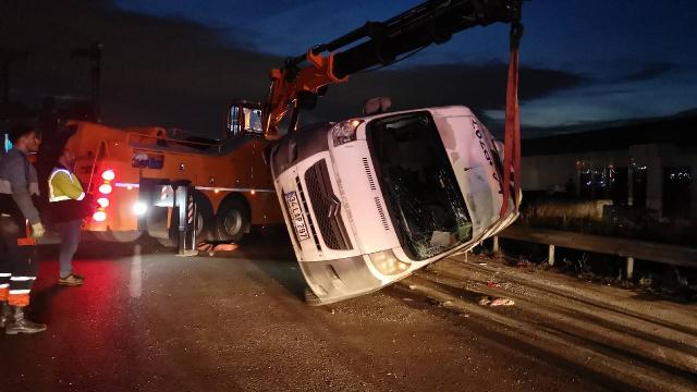 Kocaelide işçi servisi devrildi: 8 yaralı
