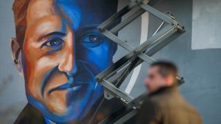 Saraybosna'da bir binaya Alman Formula 1 pilotu Michael Schumacher'in resmi çizildi